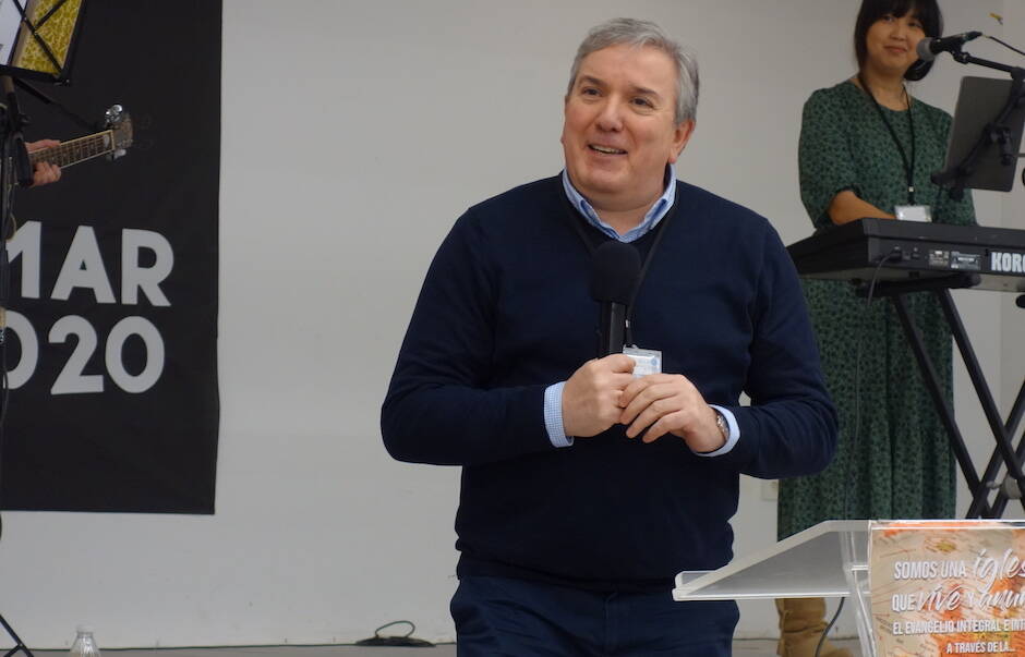 Pastor Marcos Zapata durante una charla pastoral