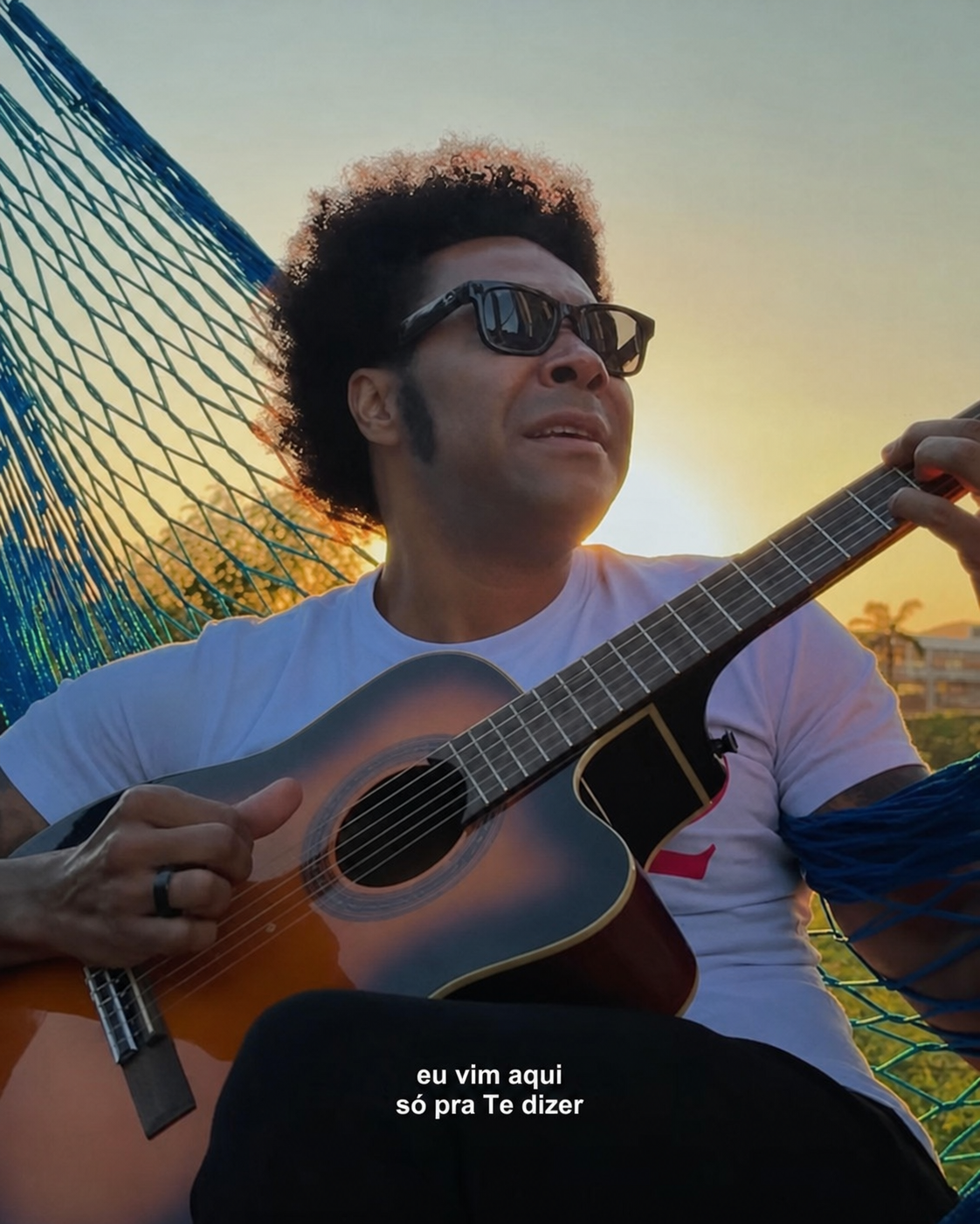 Thalles Roberto tocando la guitarra