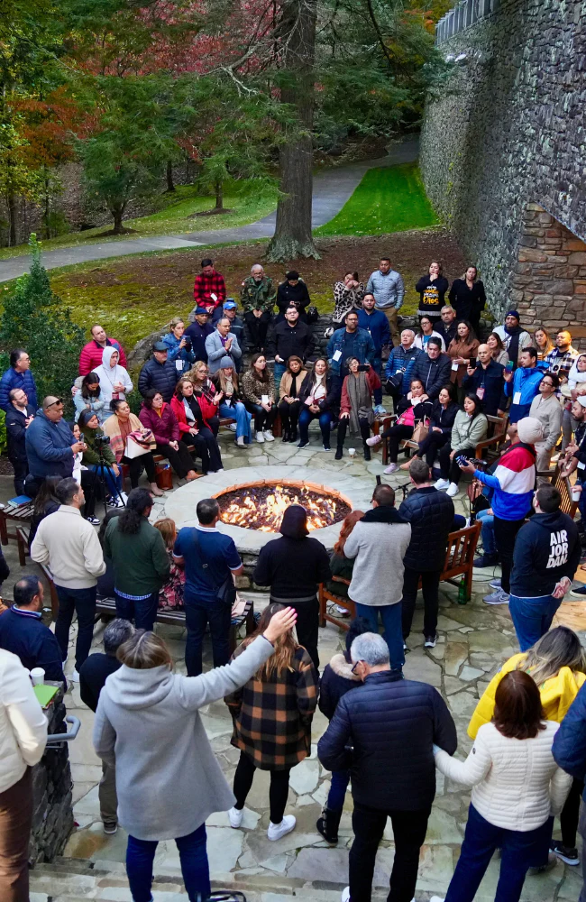 Comunidad de Retiro Renueva reunida alrededor de la fogata